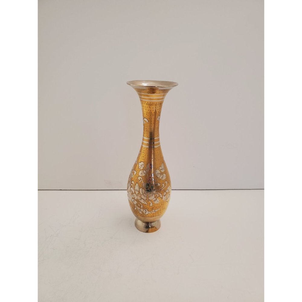 Vintage etched brass vase with flowers design - Picture 2 of 10